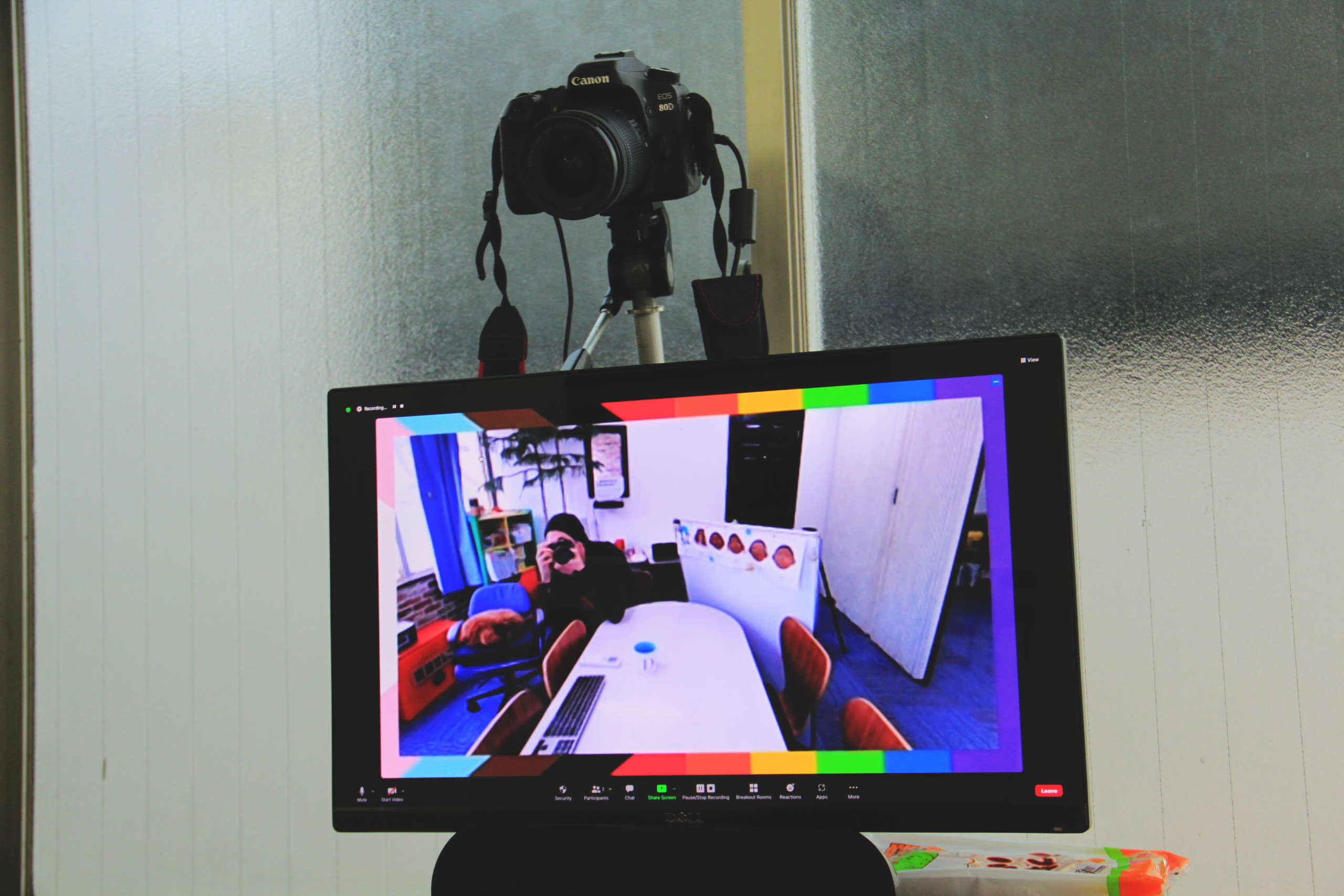 スプリング VC：専用のパソコンやiPad Proに接続されたプロ仕様のCanon EOS HDカメラが設置されています。